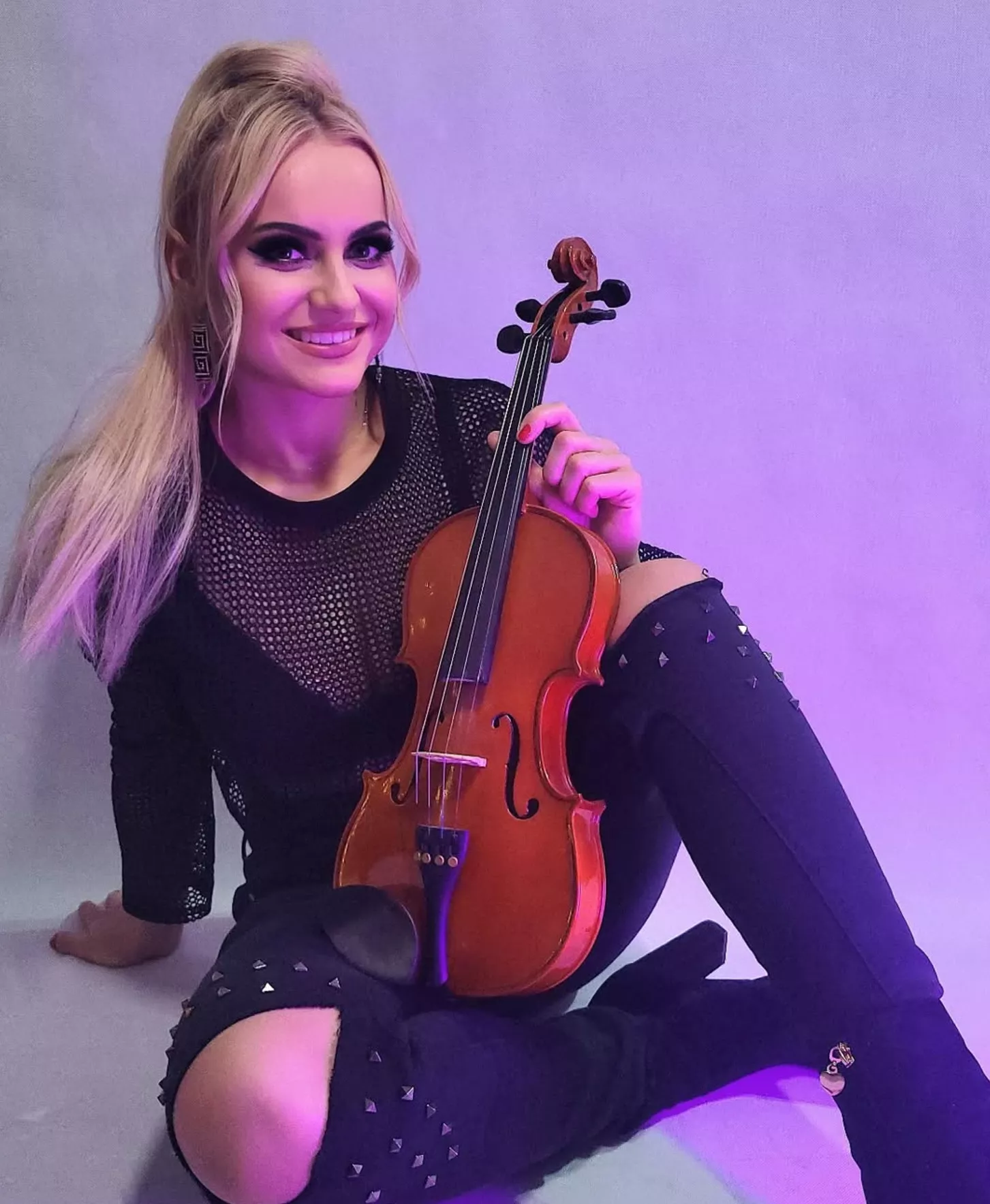 Urocza gwiazda disco polo Ela Kliś w przezroczystej bluzce! POKAZAŁA bardzo dużo – fani nie mogą oderwać wzroku